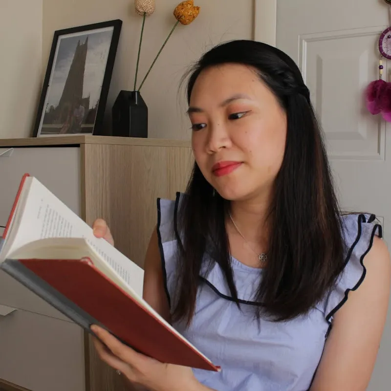 Hà Linh đọc sách